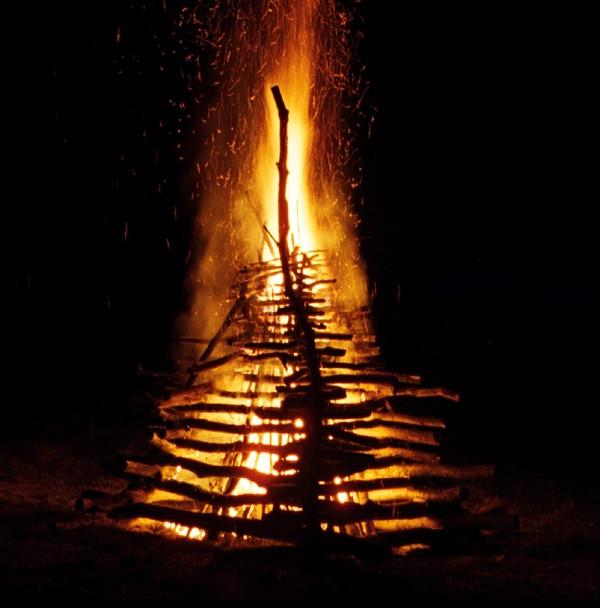 Faire un feu géant : le feu de joie, ou feu de la St-Jean