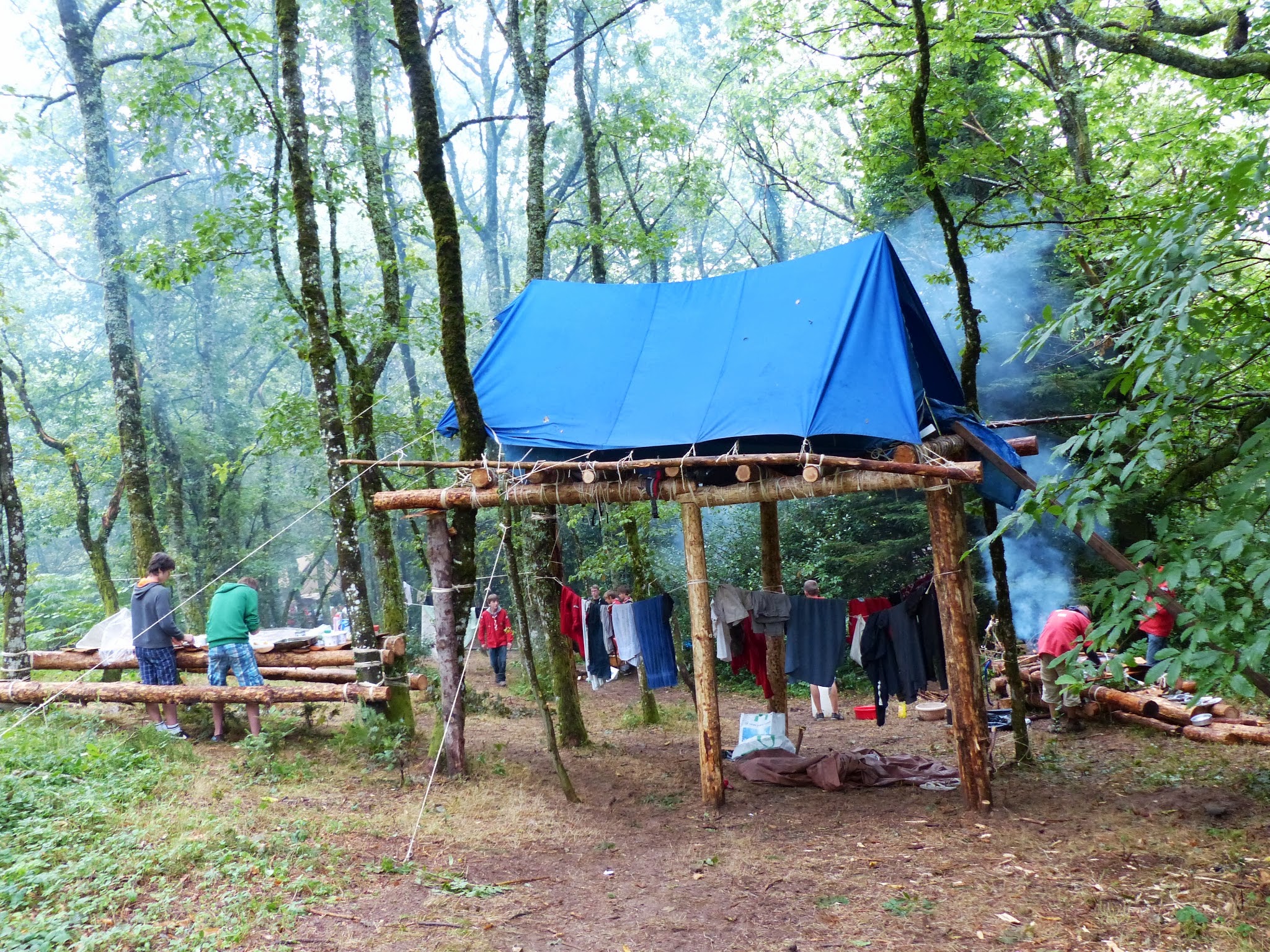 La tente sur-élevée (ou sur pilotis) un peu plus élevée