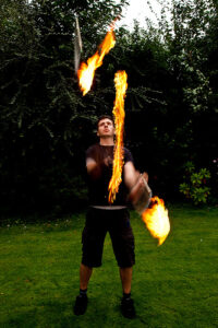 Des balles de jonglage enflammées arton494-171