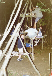 Le coin de patrouile sur trépied Un coin de patrouille scoute sur trépied