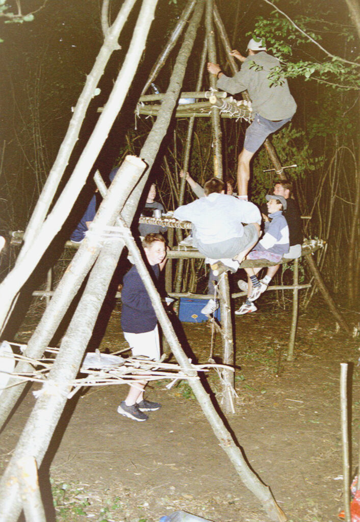 Un coin de patrouille scoute sur trépied