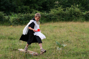 Transporter de l'eau sur un plateau