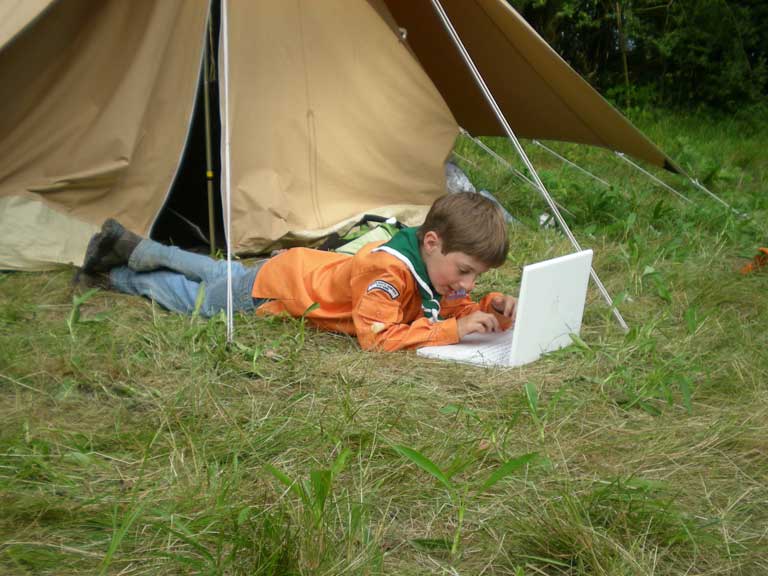 Thomas tchate sur MSN avec son frère, en camp scout