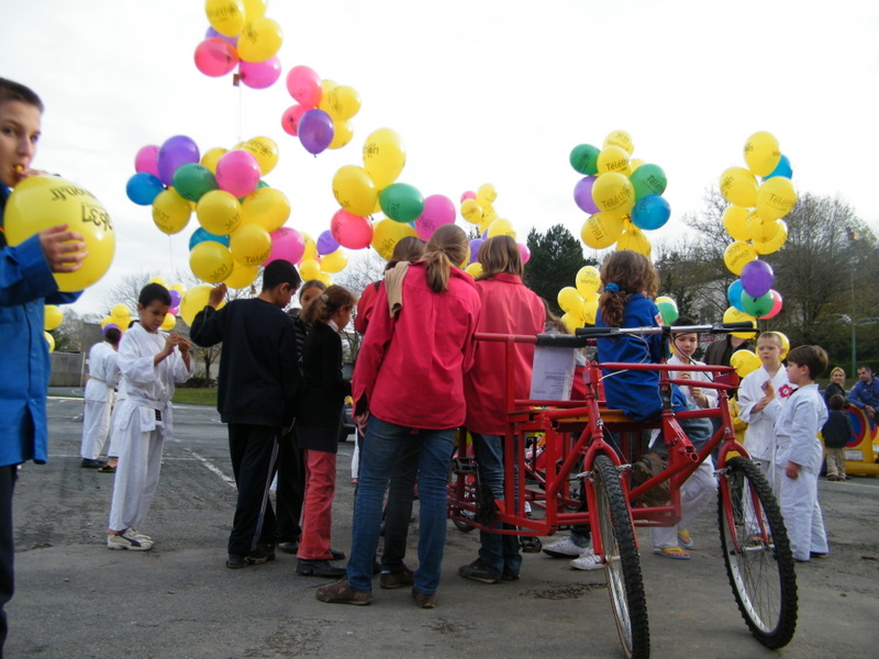 l'arivée célébré par un lacher de ballon