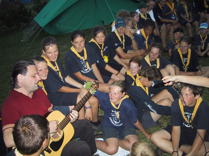 Luc de Vos, chanteur, écrivain et scout