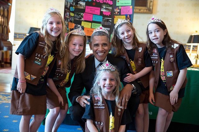 Obama pose avec un diadème et des Girl Scouts