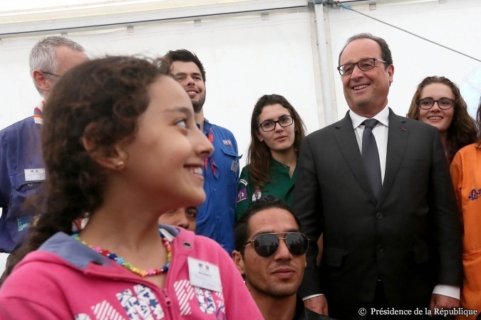 François Hollande rencontre des scouts animant des réfugiés