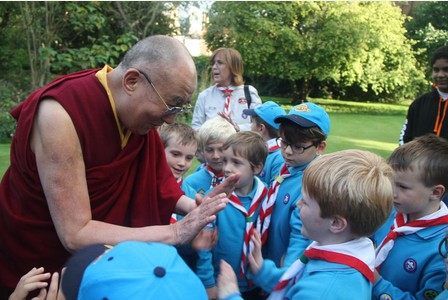 Le Dalai Lama rencontre des scouts