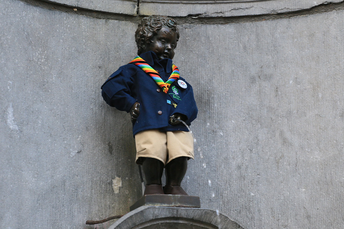 Le Manneken-Pis en uniforme Guide