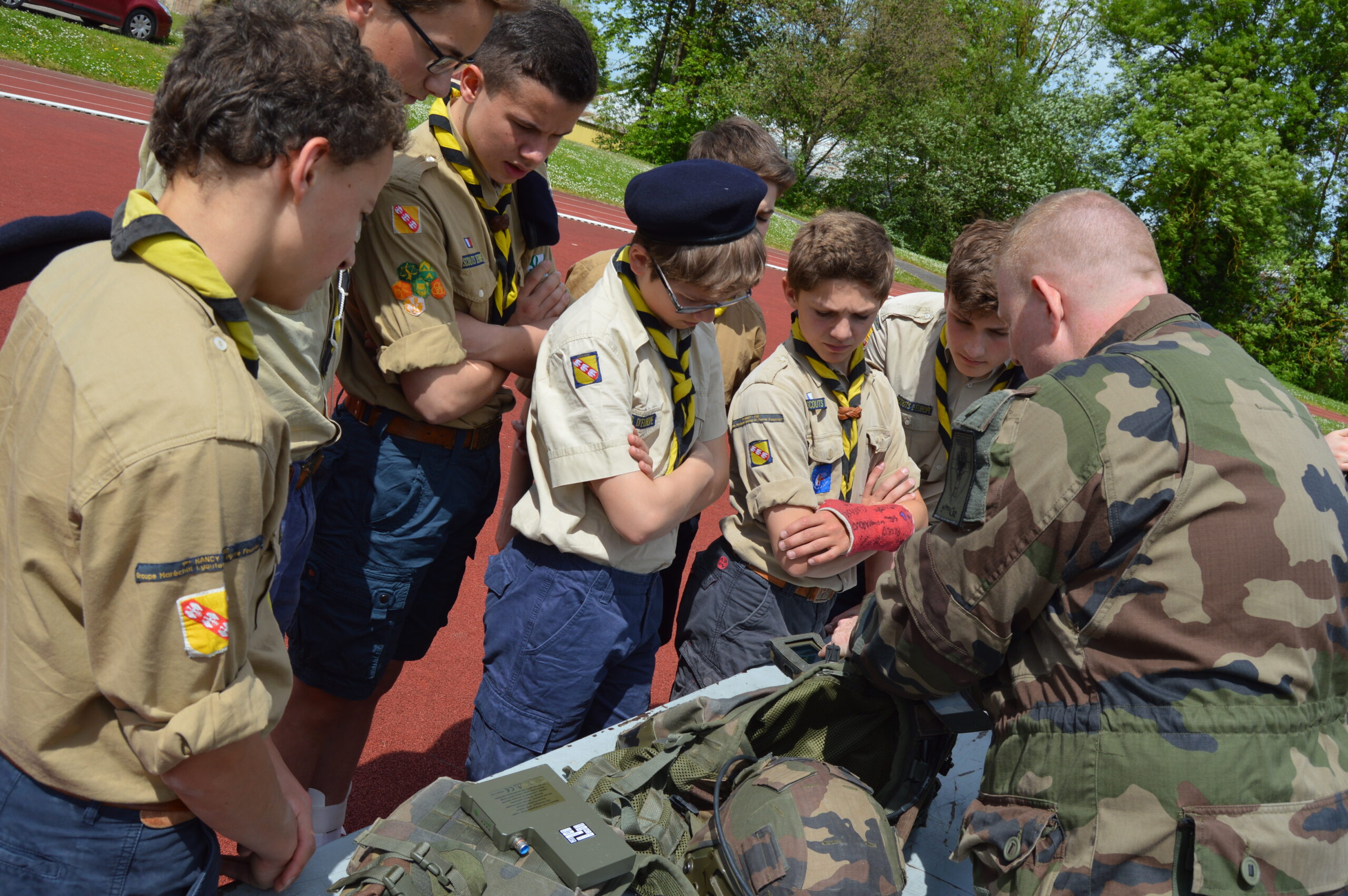 Des scouts d’Europe à la rencontre de l’armée