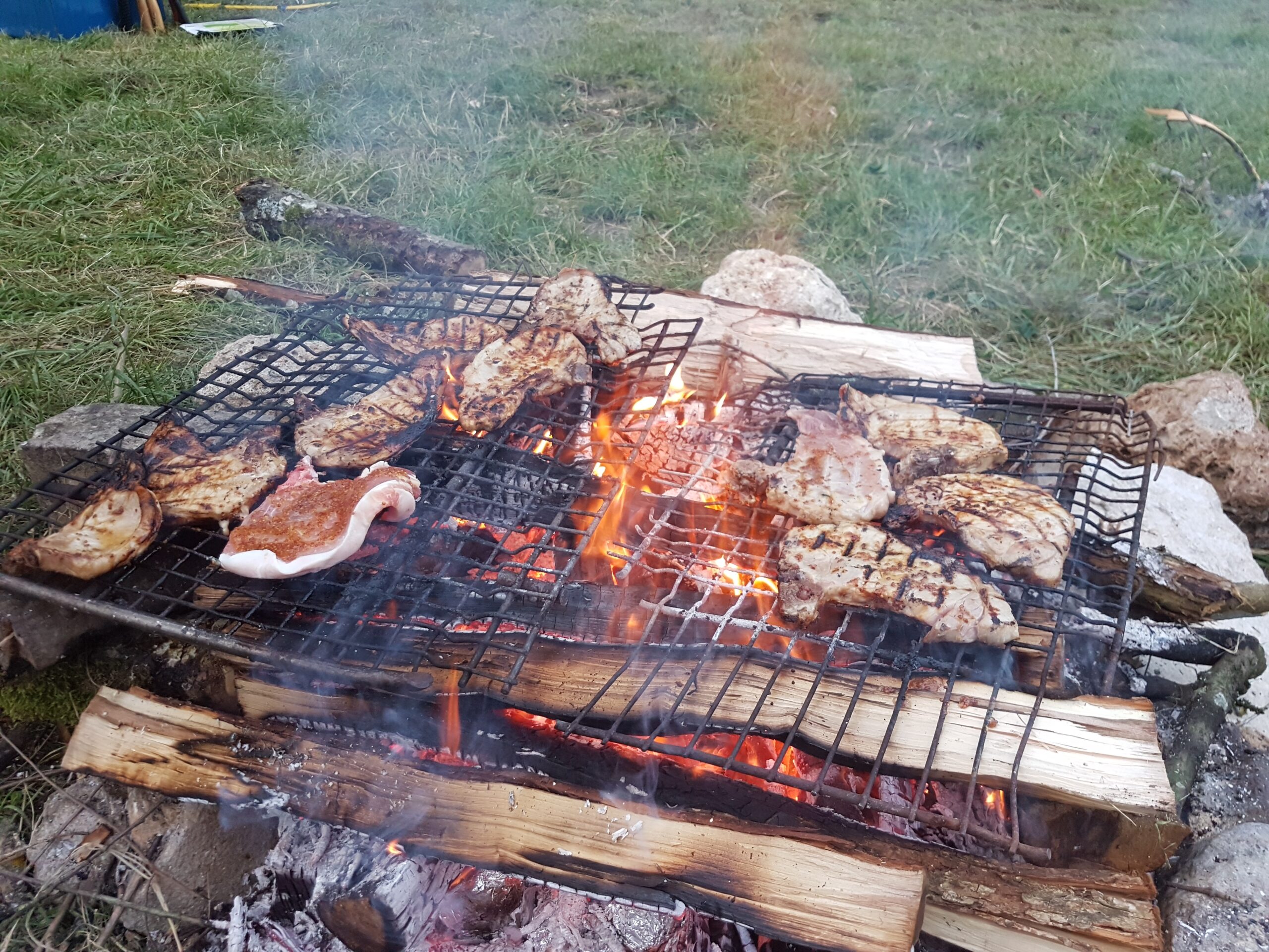 15 plats et desserts au feu de bois simples à ne pas manquer en camp