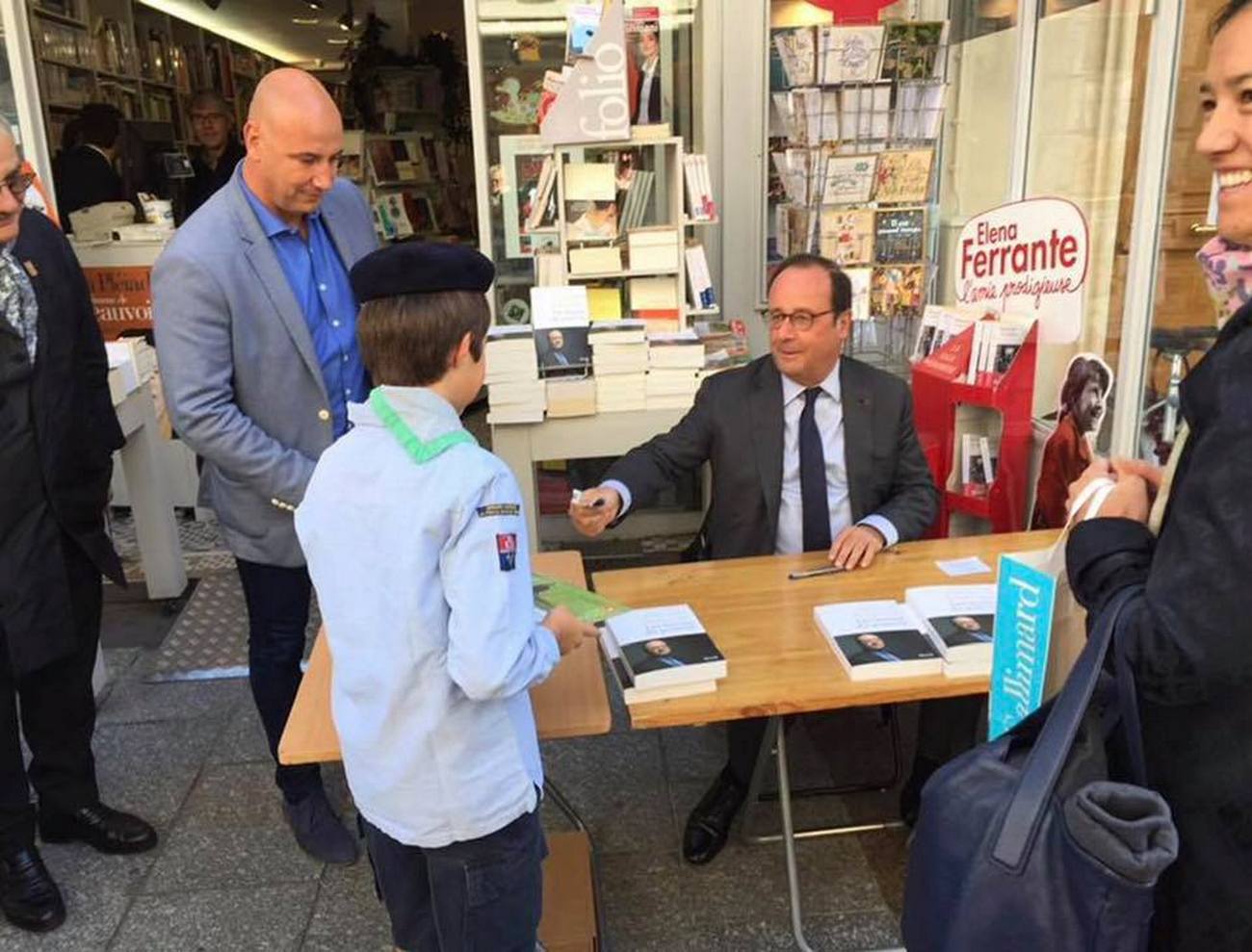 Ce louveteau vend un calendrier à l’ancien Président de la République